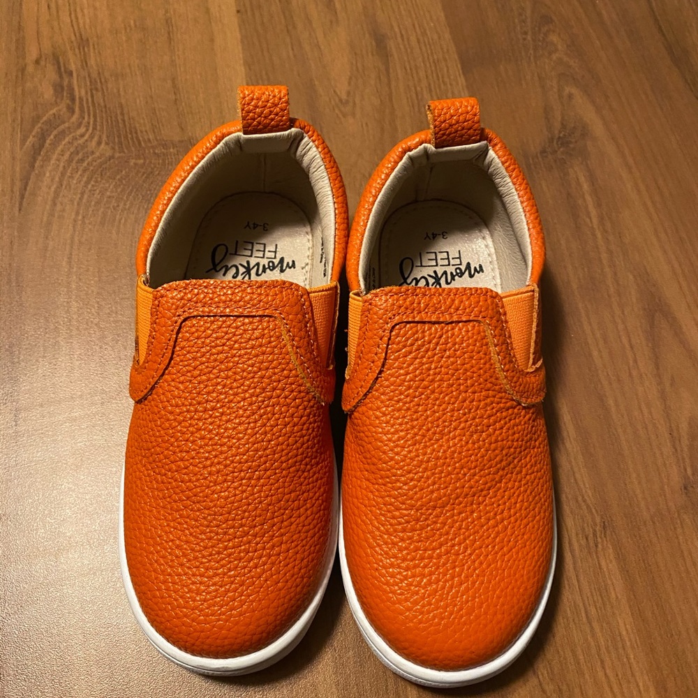 Monkey feet